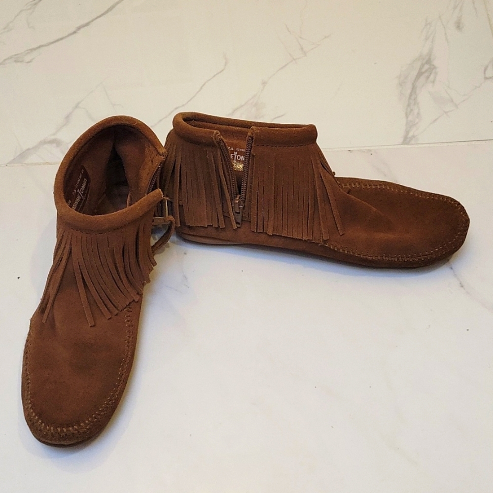 Minnetonka,  size 7.5, brown color